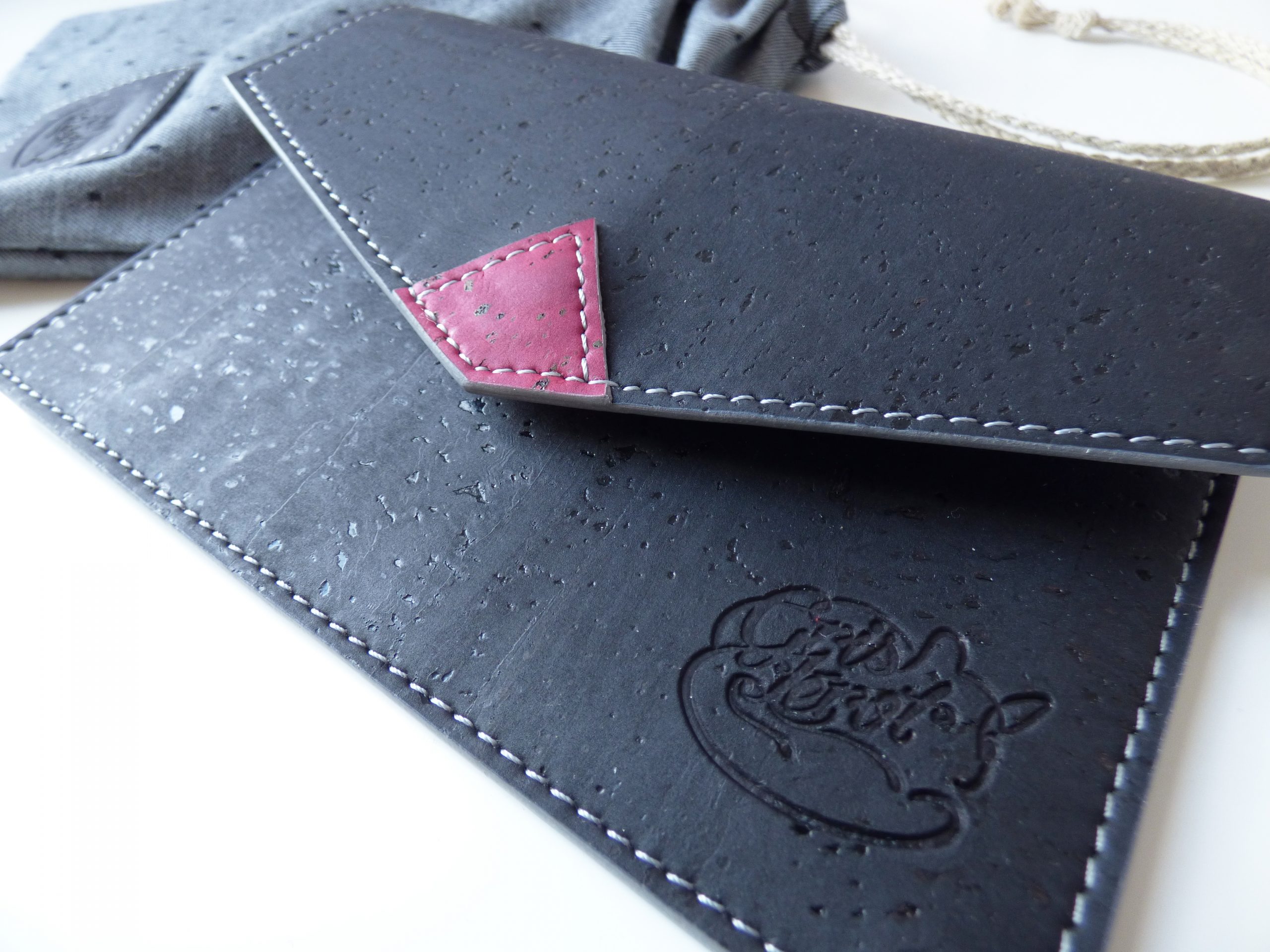 Pochette P Détail Noir Rouge Noir 3 ret